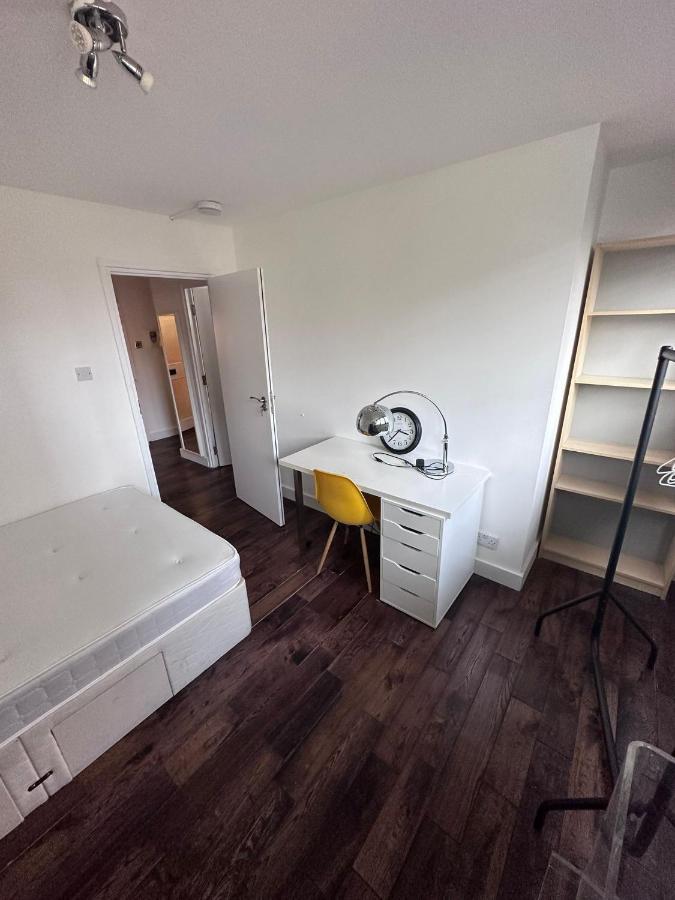 Spacious And Central Newly Refurbished 3 Bedroom Flat Londra Exterior foto