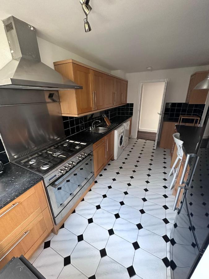 Spacious And Central Newly Refurbished 3 Bedroom Flat Londra Exterior foto