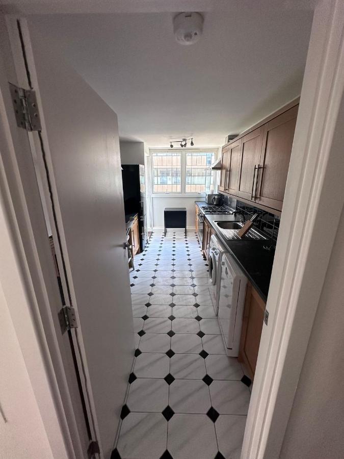 Spacious And Central Newly Refurbished 3 Bedroom Flat Londra Exterior foto