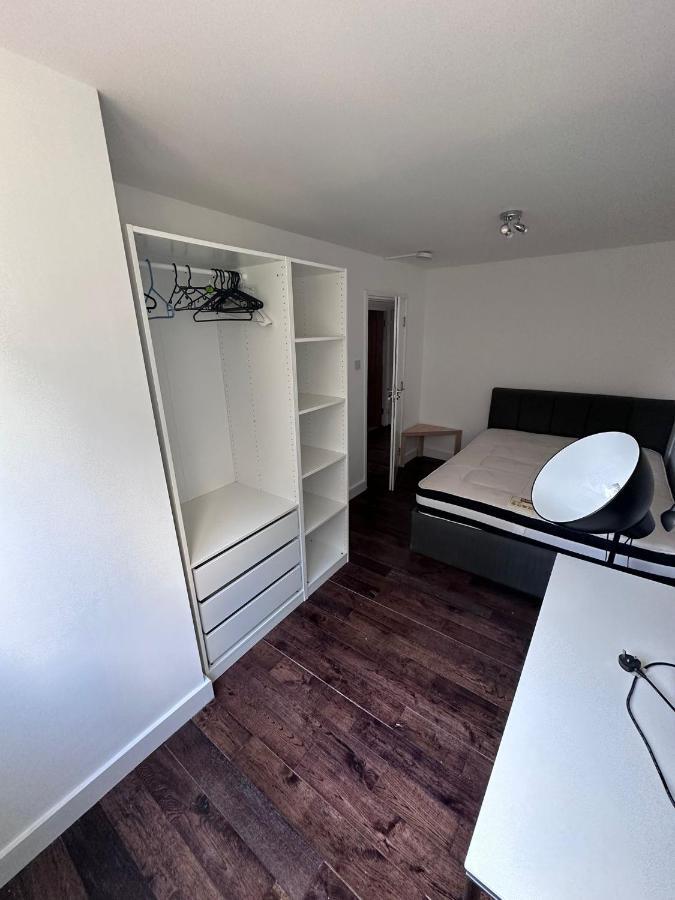 Spacious And Central Newly Refurbished 3 Bedroom Flat Londra Exterior foto