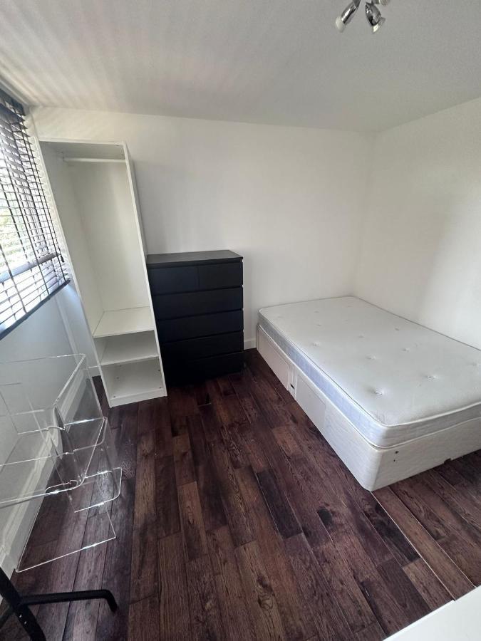 Spacious And Central Newly Refurbished 3 Bedroom Flat Londra Exterior foto